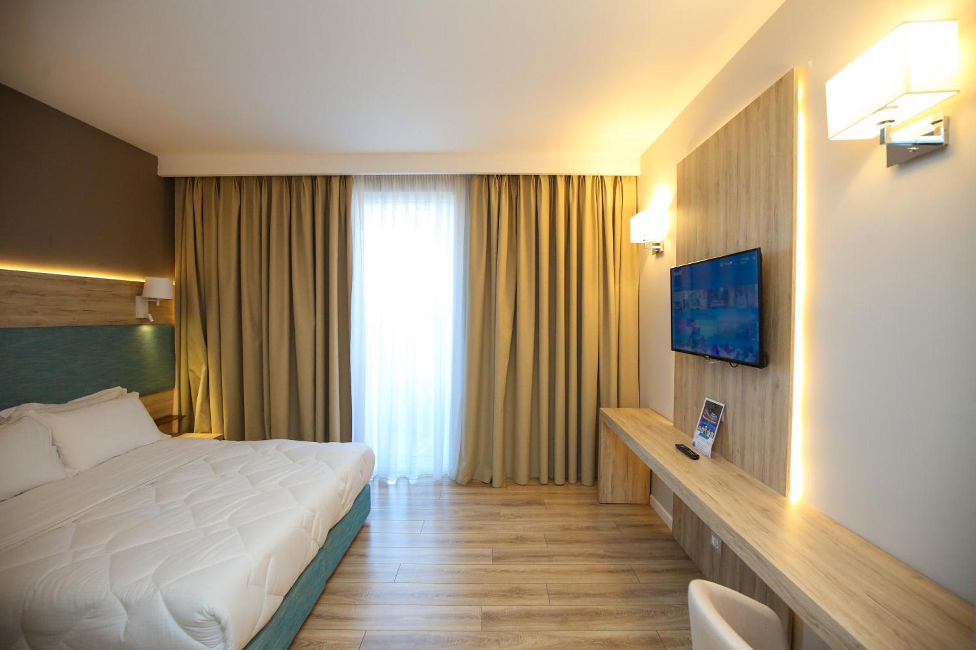 Regina Blu Hotel Vlore Bagian luar foto